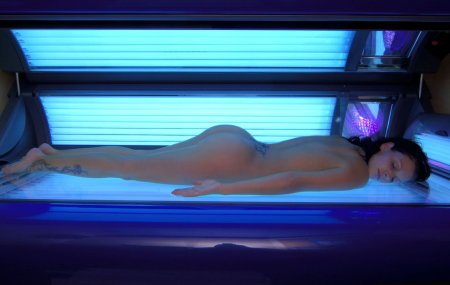 Голые бабы загорают в солярии