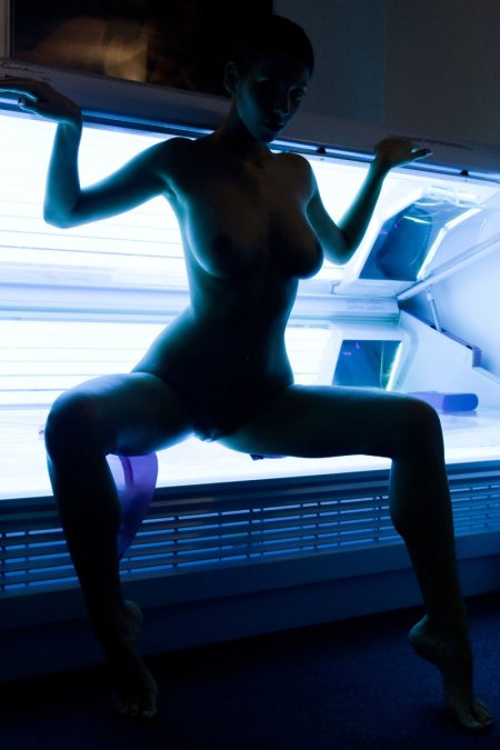 Голенькие девушки. Солярий