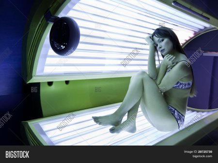 Девушки раздеваются в солярии