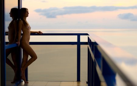 Девушка топлесс на балконе