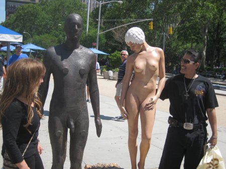 Голые живые скульптуры ню