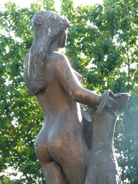 Скульптуры голых женщин