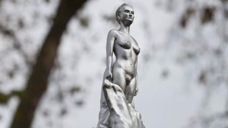 Живые скульптуры голых женщин