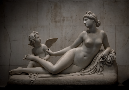 Голые статуи