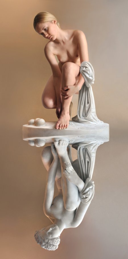Скульптура голой девушки