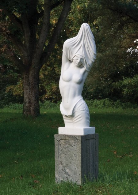Статуя женщина с оголенной грудью