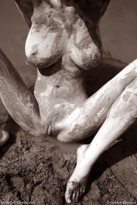 Голые женщины грязии люди сделали ИЗИ неё женщины голую статую