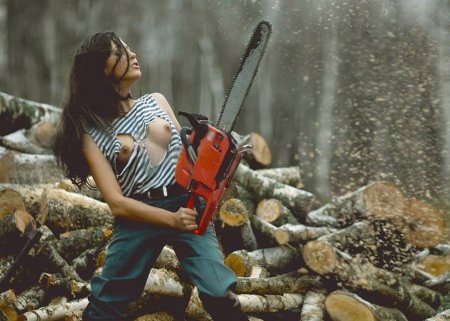 Красивая девушка с бензопилой