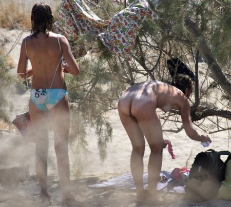 Девушки переодевают трусики на пляже