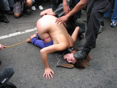 Избиение девушки рабыни