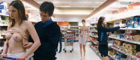 Девушка разделась в магазине