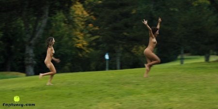 Детвора бегает голышом