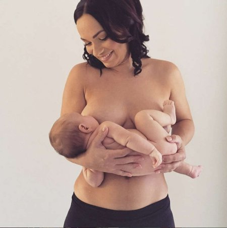 Голая красивая грудь кормящей женщины