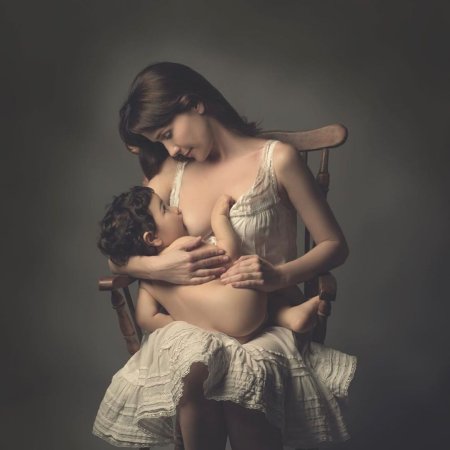 Наталия Орейро кормит грудью