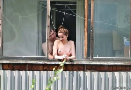 Девушки в окнах подсмотрено