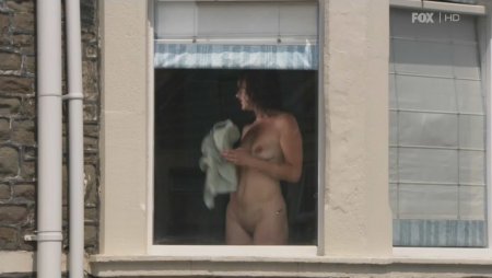 Голые женщины в окнах домов