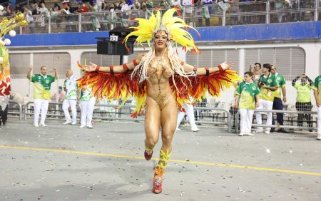 Голая блогерша карнавал