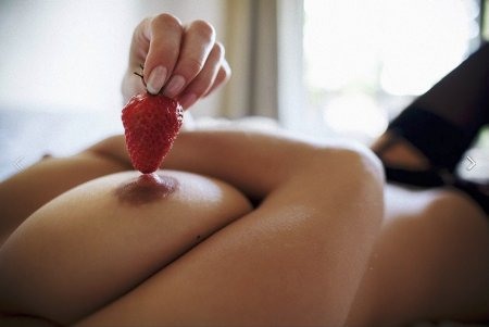 Голая грудь и клубника со сливками