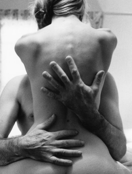 Обнимает девушку эротические