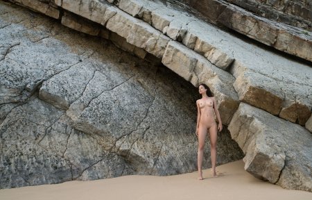 Голенькие на фоне скал