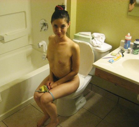 Селфи на унитазе девушка ню