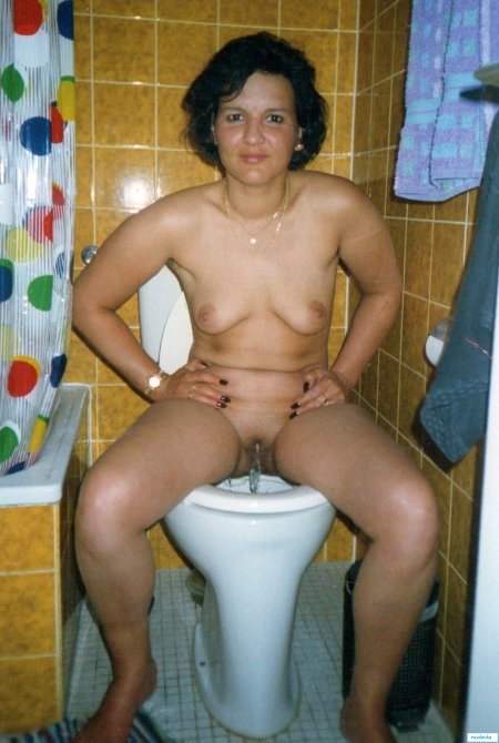 Голые взрослые женщины в туалете