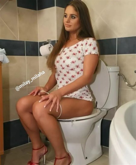 Красивые женщины в туалете