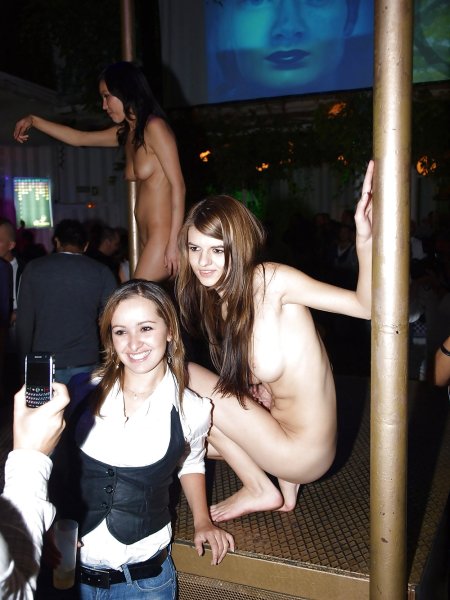Голые женщины на дискотеке