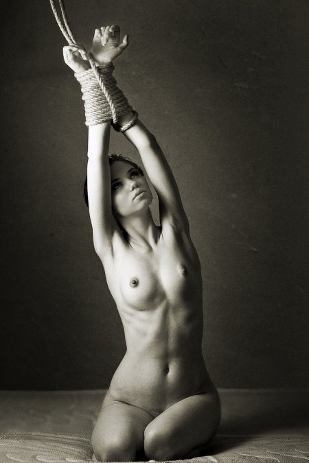 Голые фотомодели связанные