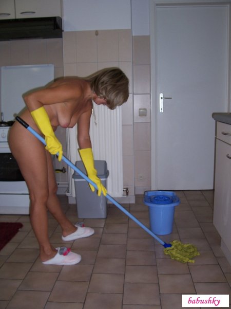 Голая домохозяйка