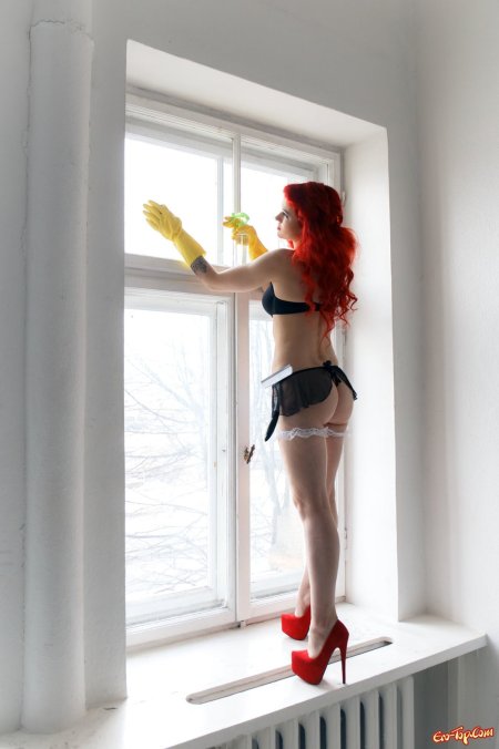 Девушка эротично моет окно