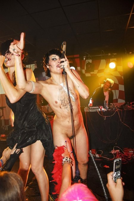 Звезды раздеваются на сцене