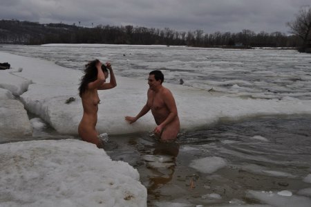 Киев зимой купаются голые