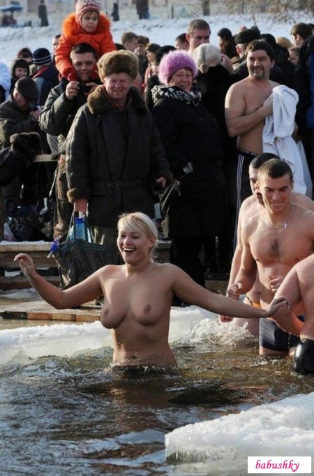 Голые бабы в проруби на крещение