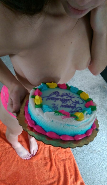 На день рождения торт