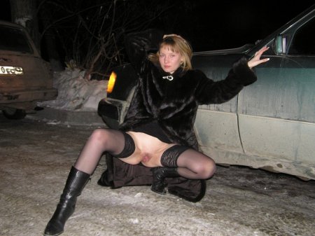 Зимой в чулках без трусов