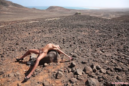 Ню в пустыне