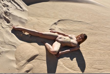 Эротическая фотосессия в пустыне