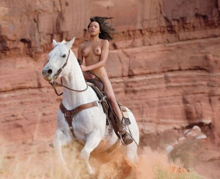 Голые женщины красивые в пустыне