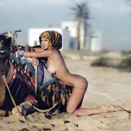 Голая сисястая в пустыне