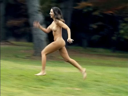 Девушки бегают голышом