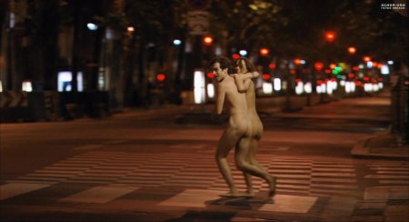 Бегает голышом по улице