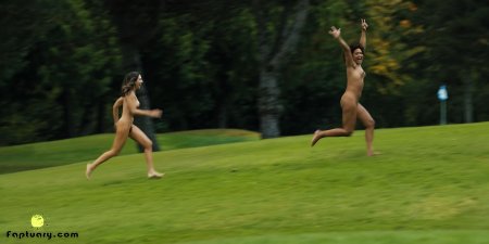 Голые женщины бегают на природе