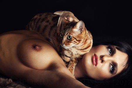 Девушка с котом эротично