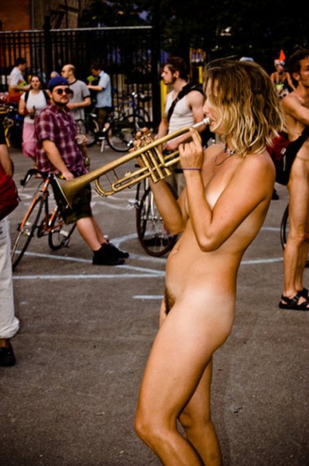 Голые женщины музыканты на сцене