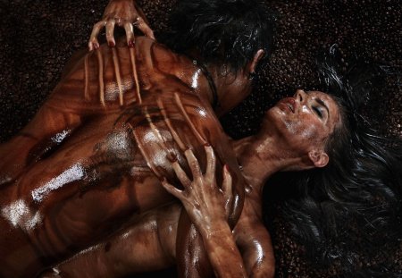 Мужчина и женщина в шоколаде