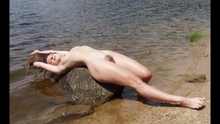 Девушки ню на пляже Волги