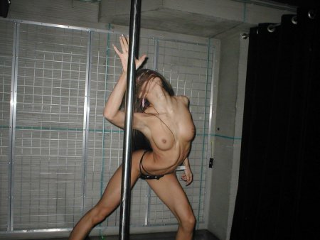 Девушка танцует домашний стриптиз