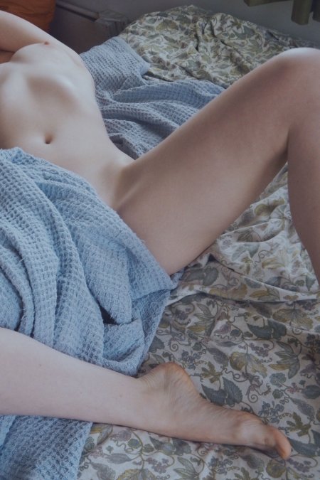 Девушка в одеяле голышом домашнее