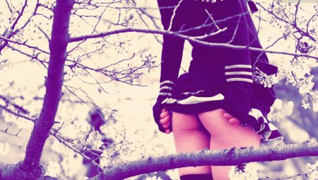 Девушка лежит на животе ню